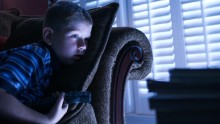 Los niños de hoy duermen una hora y media o dos horas menos que hace un siglo. Pierden 50 horas de sueño al mes. (Getty Images).